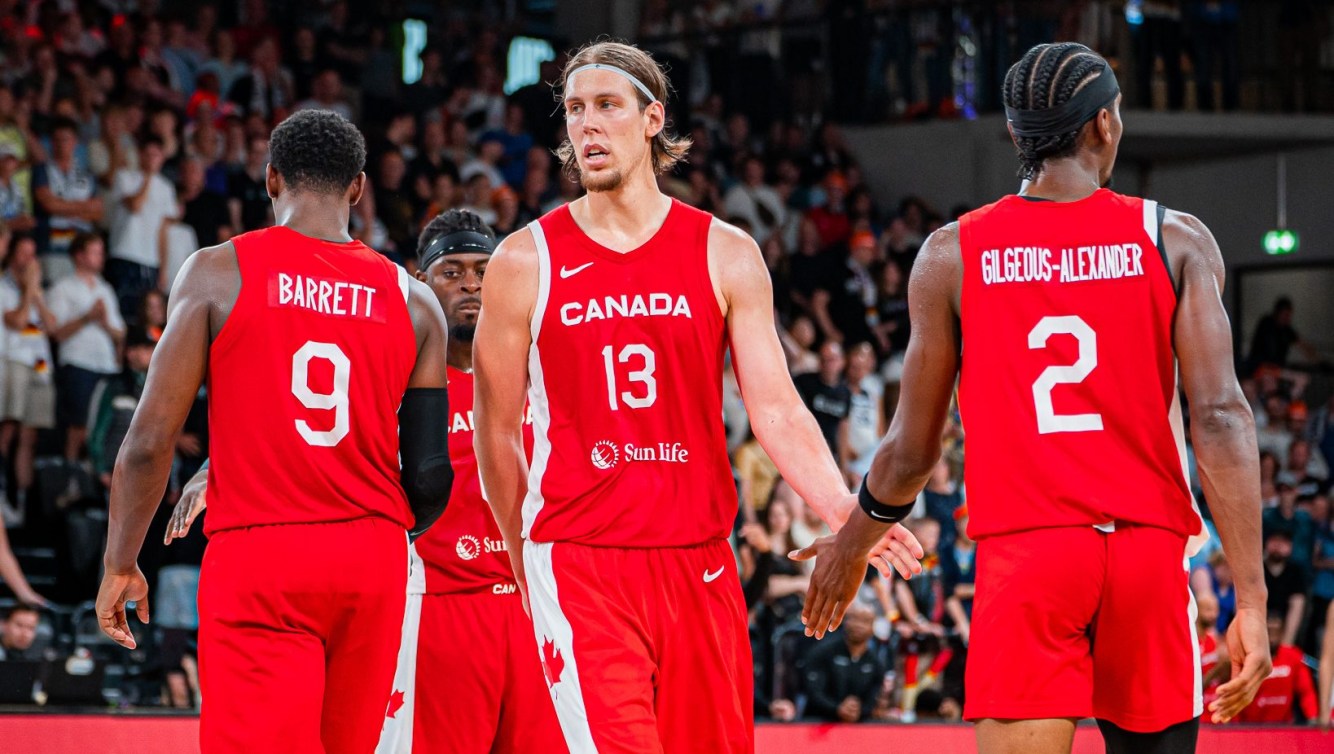 Kelly Olynyk, RJ Barrett et Shai Gilgeous-Alexander sur le terrain pendant un match.