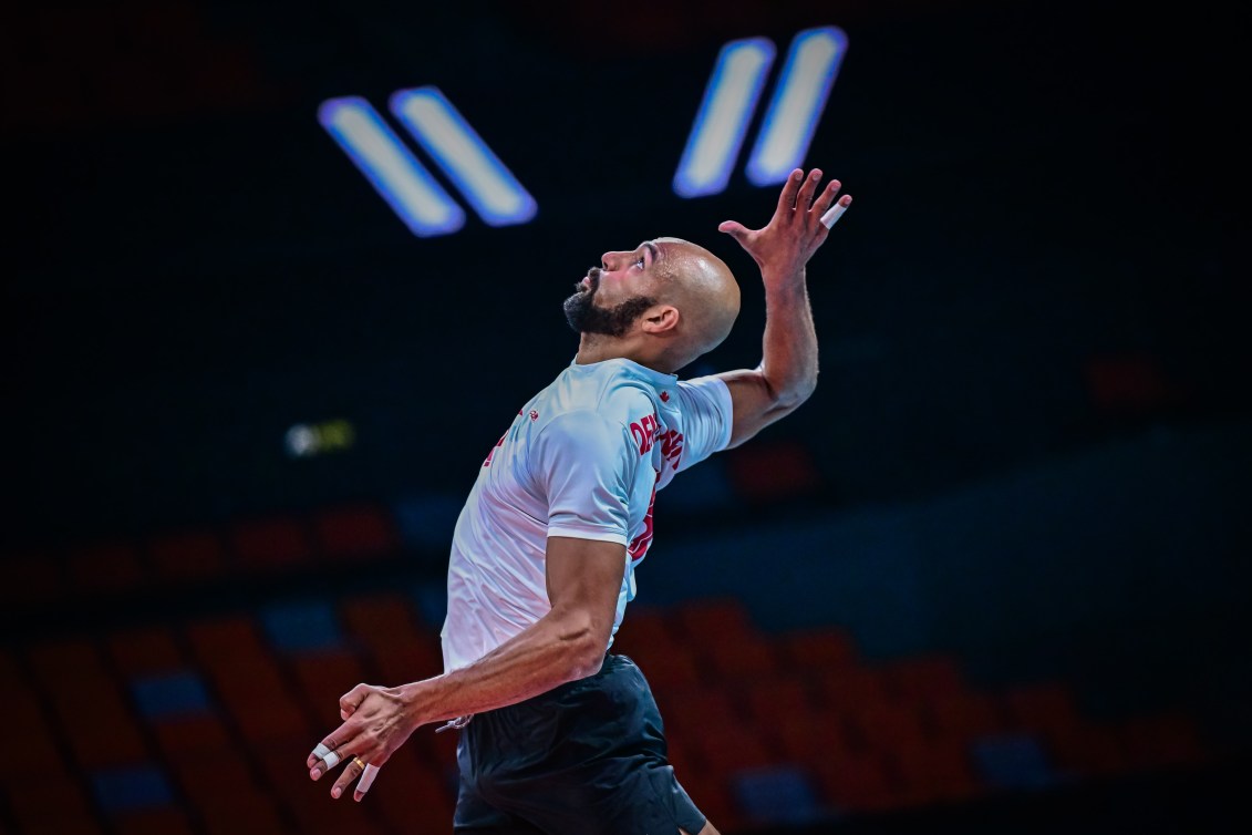 Danny Demyanenko saute pour frapper le ballon.