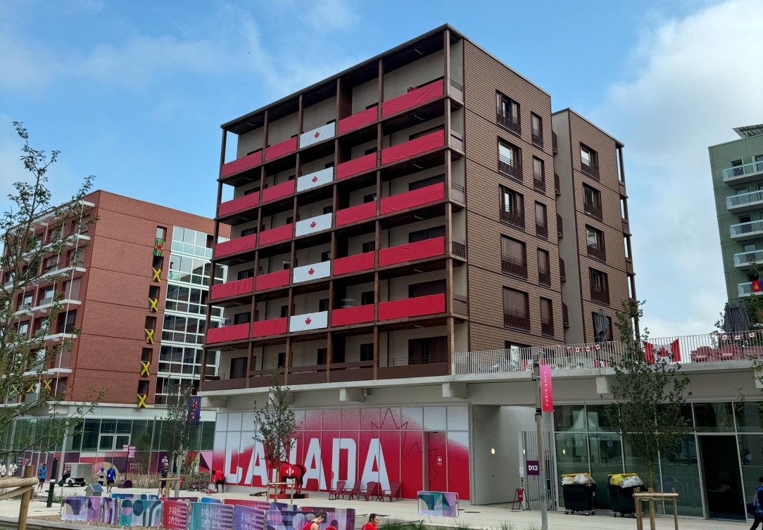 L'immeuble décoré de grand drapeau canadien. 