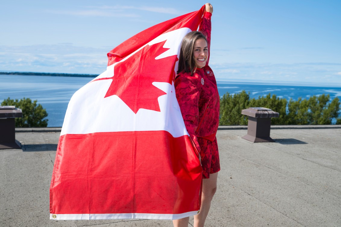 Maude Charron pose avec le drapeau canadien.