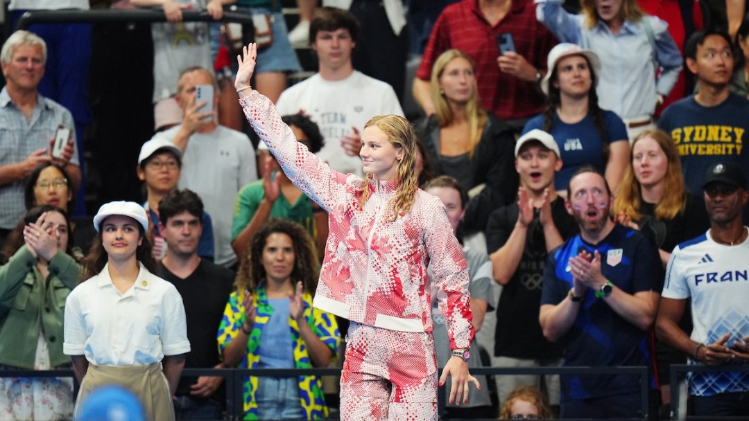 Summer McIntosh waves at the fans at Paris 2024