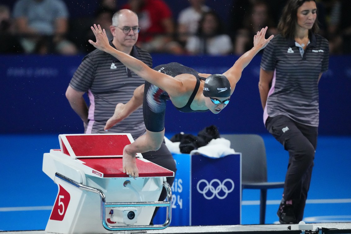 Maggie Mac Neil fait un départ de natation.