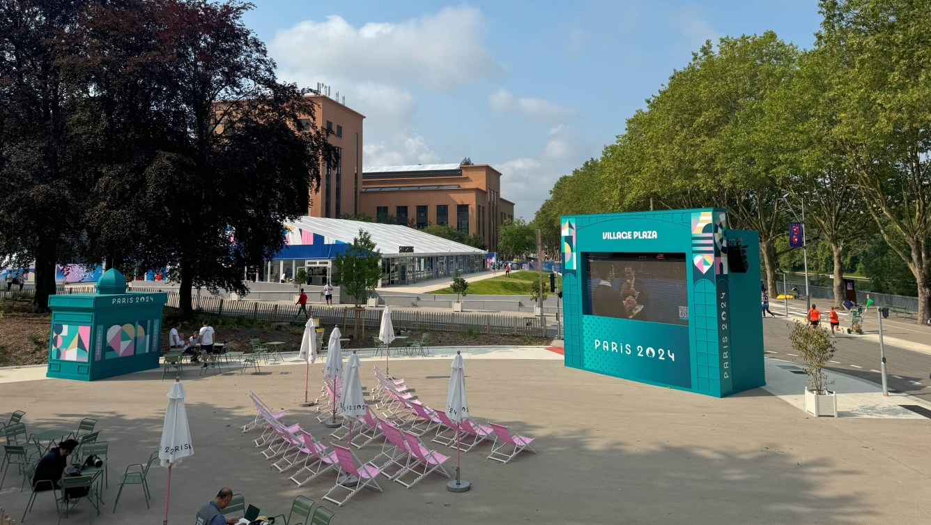 Un écran devant un parterre de chaise transat. 