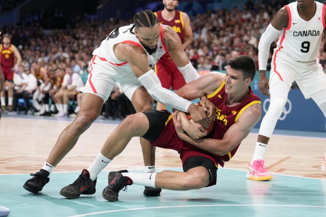 Dillon Brooks tente d'arracher le ballon à l'adversaire.