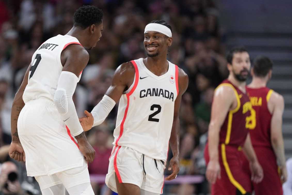 RJ Barrett, à gauche, célèbre avec Shai Gilgeous-Alexander sur le terrain.