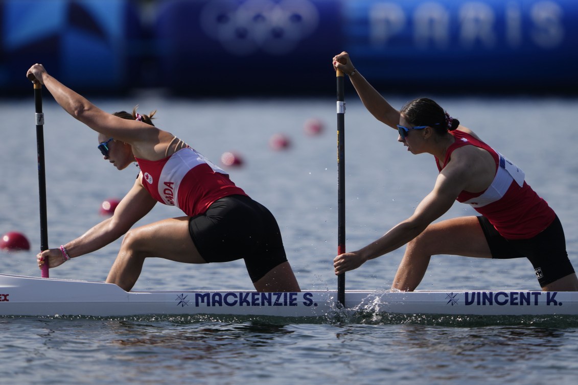 Sloan Mackenzie et Katie Vincent dans le canoë.