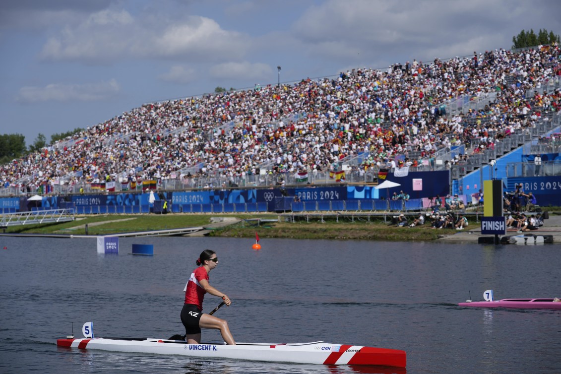 Katie Vincent dans son canoë après une course.