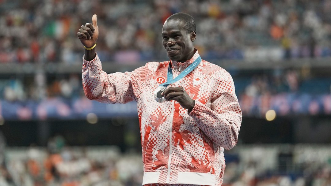 Marco Arop avec sa médaille d'argent.