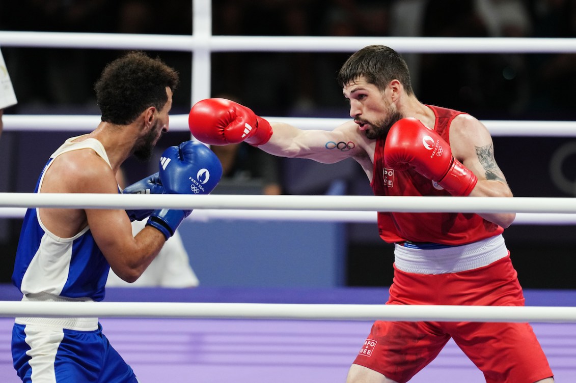 Wyatt Sanford participe à un match de boxe.
