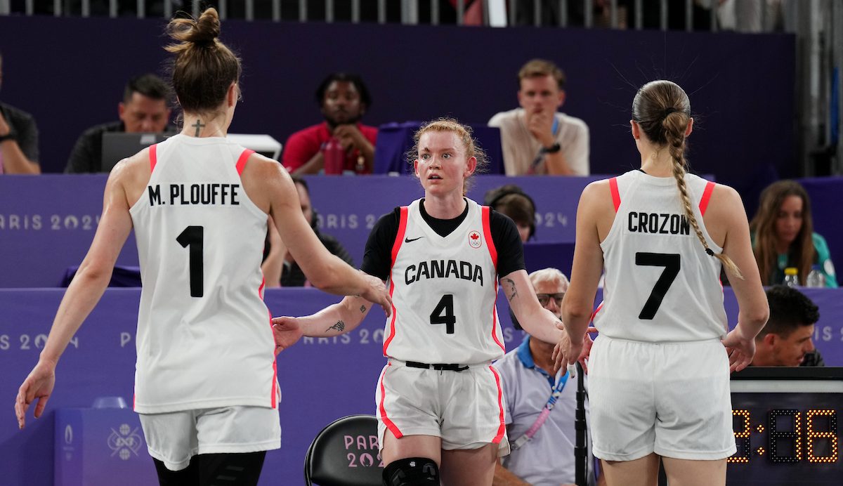 Kacie Bosch, au centre, félicite ses coéquipières Michelle Plouffe, à gauche, et Paige Crozon.