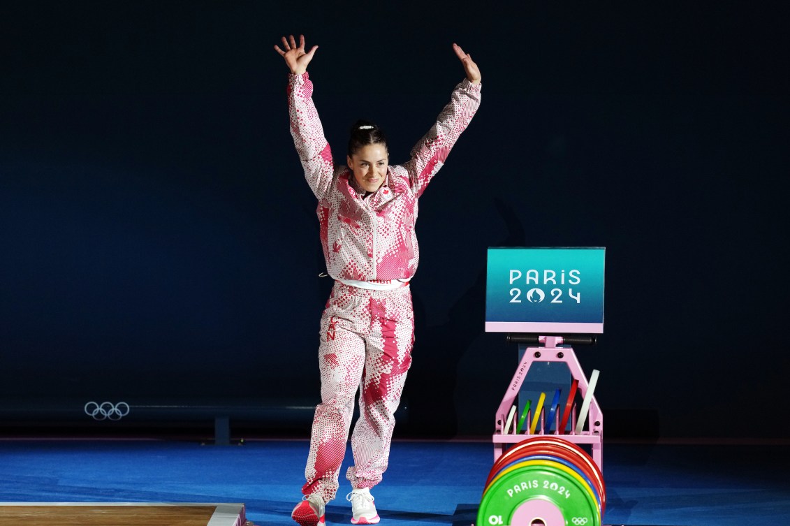 Maude Charron portant un survêtement lève les bras.