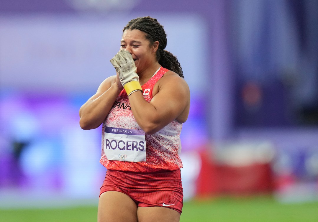 Camryn Rogers porte ses deux mains à son visage.