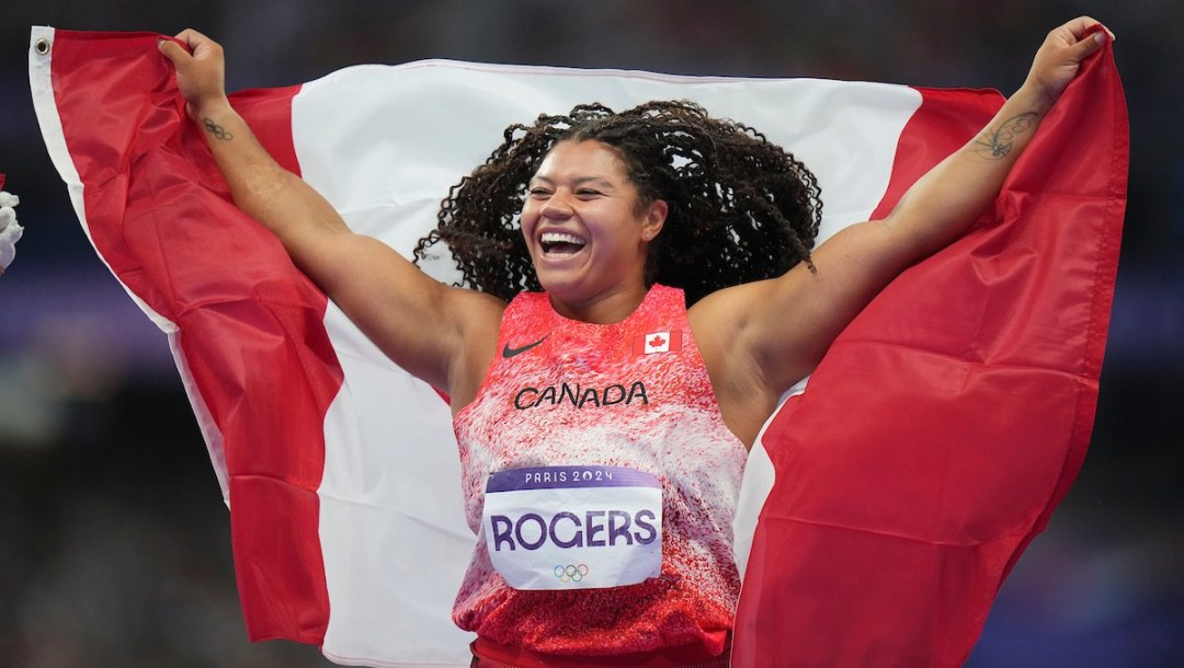 Camryn Rogers avec le drapeau canadien.