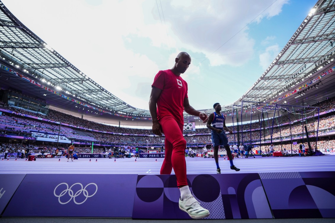 Damian Warner participe au saut en hauteur.