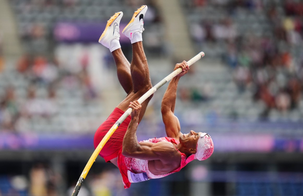 Damian Warner effectue un saut à la perche.