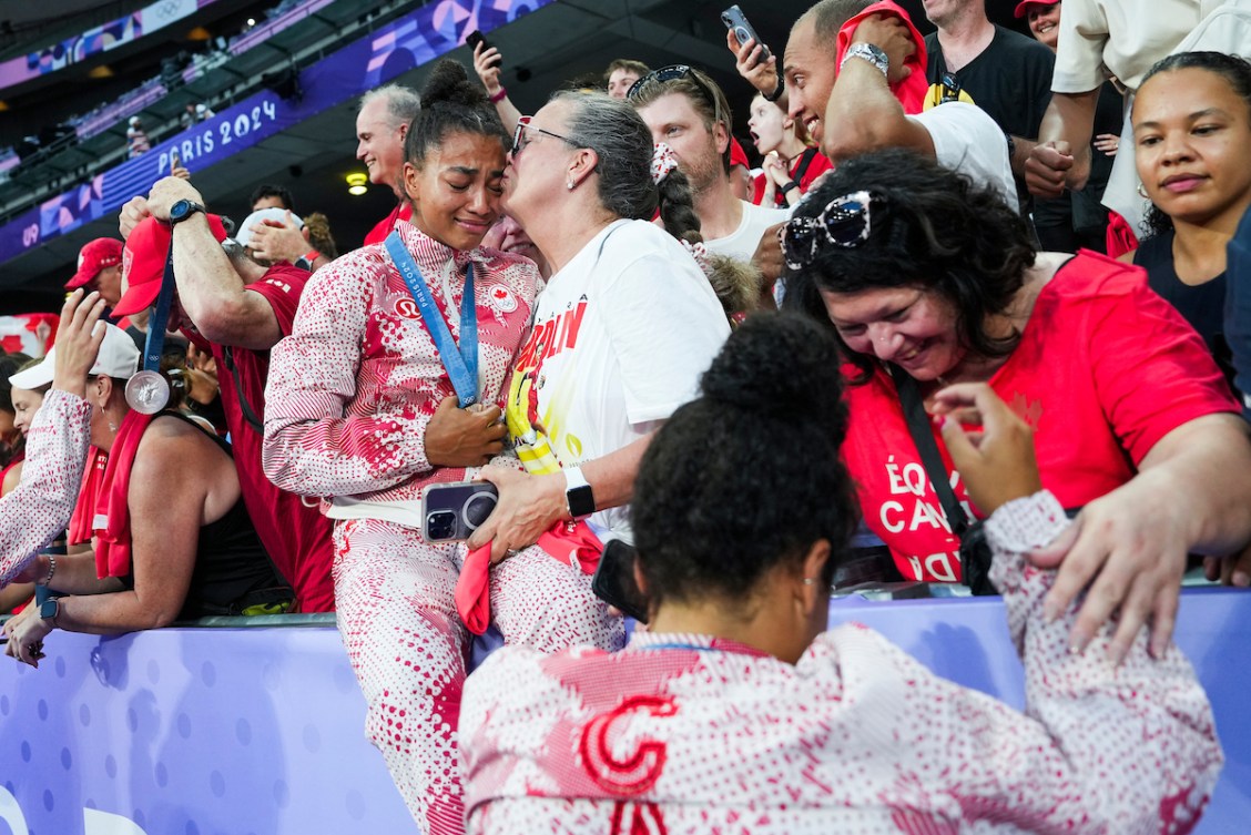 Keyara Wardley avec sa médaille d'argent au cou dans les gradins.