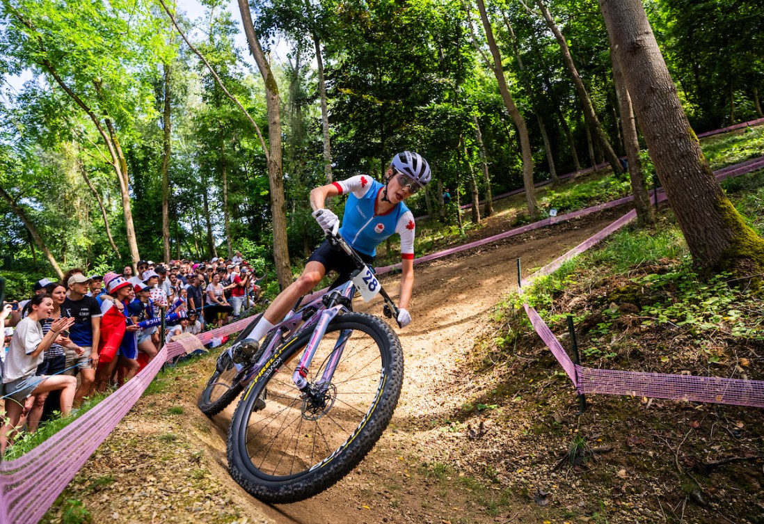 Isabella Holmgren pendant une course de vélo de montagne.