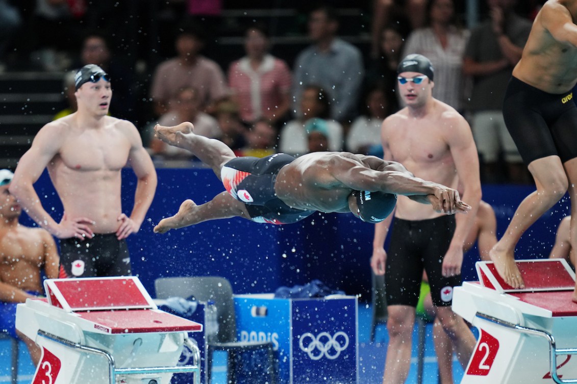 Josh Liendo plonge au début d'une course. 