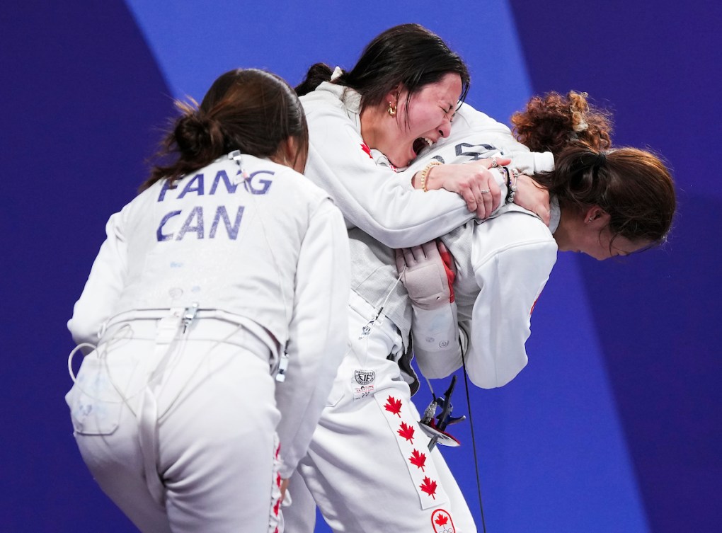 Eleanor Harvey d'Équipe Canada célèbre avec Yunjia Zhang et Jessica Guo.