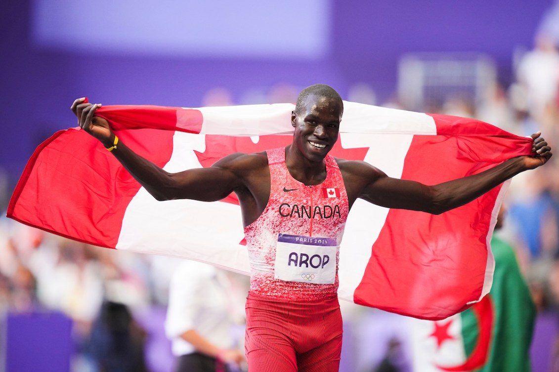 Marco Arop avec le drapeau canadien.