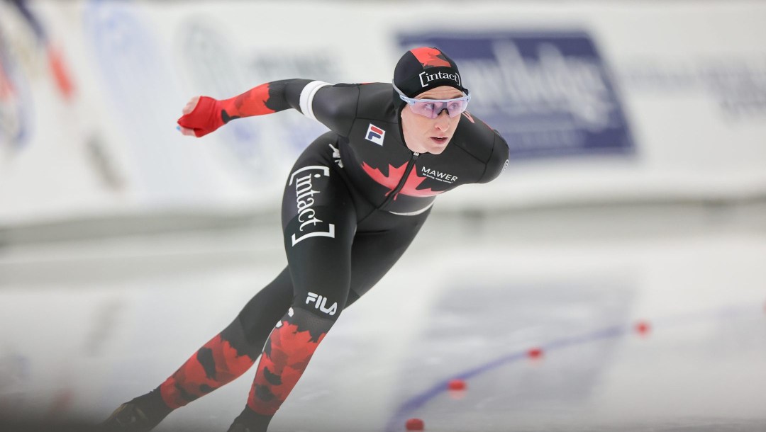 Ivanie Blondin qui patine en regardant vers l'avant