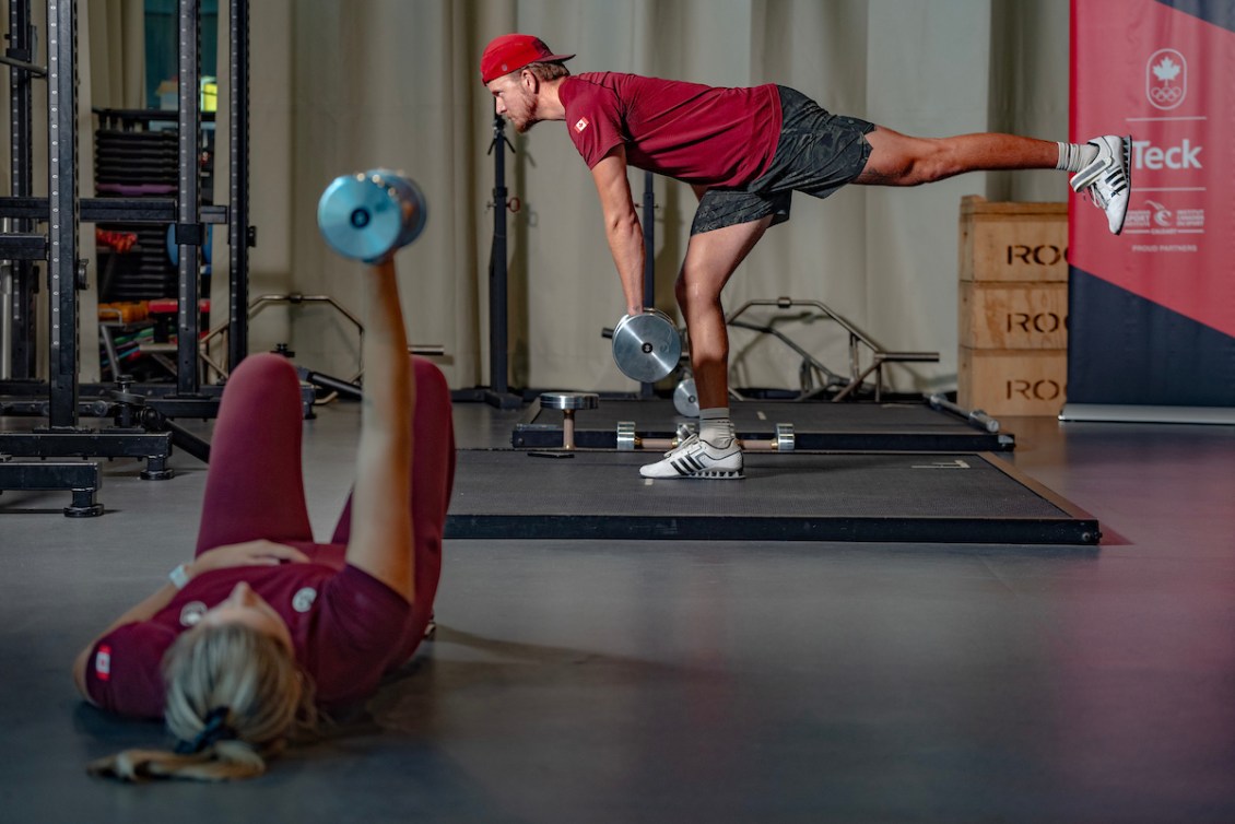 Les athlètes d'Équipe Canada Ski Cross Hannah et Jared Schmidt s'entraînent à l'Institut canadien du sport de Calgary. 