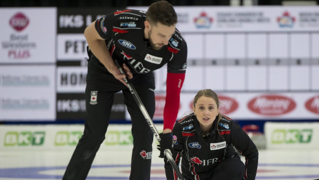 L'équipe de curling de Jocelyn Peterman et Brett Gallant en action.