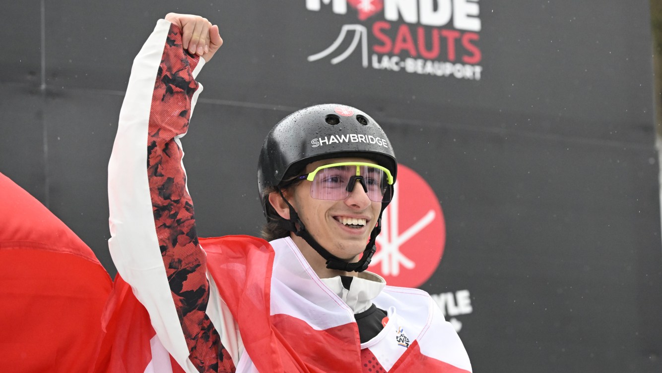 Émile Nadeau célèbre sur le podium.