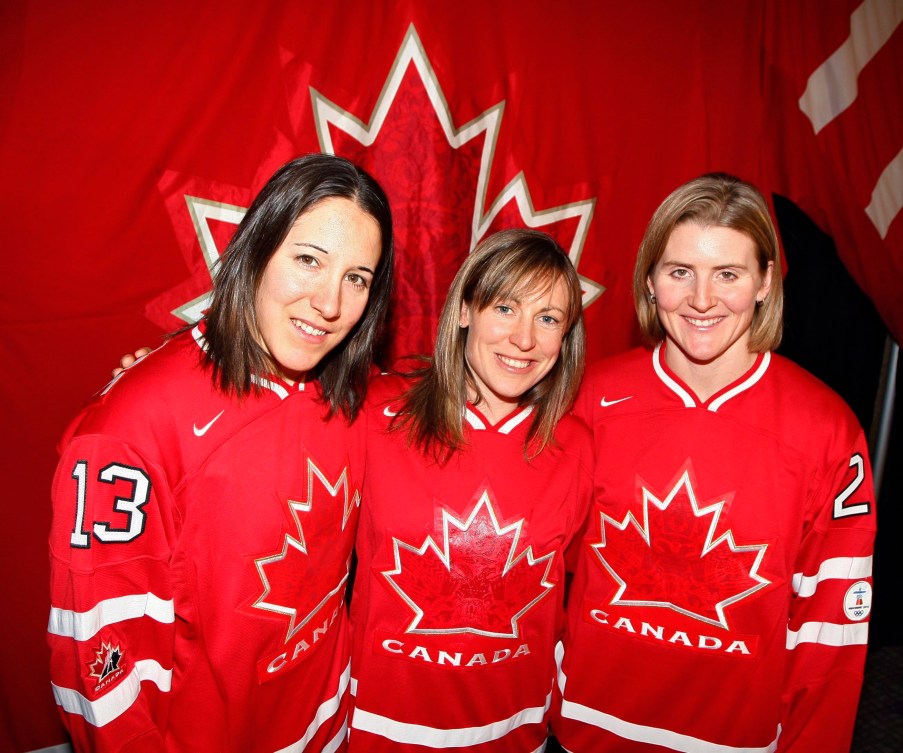 Les joueuses de hockey canadiennes, de gauche à droite, Caroline Ouellette, Jayna Hefford et Hayley Wickenheiser posent pour une photo dans l'uniforme d'Équipe Canada.