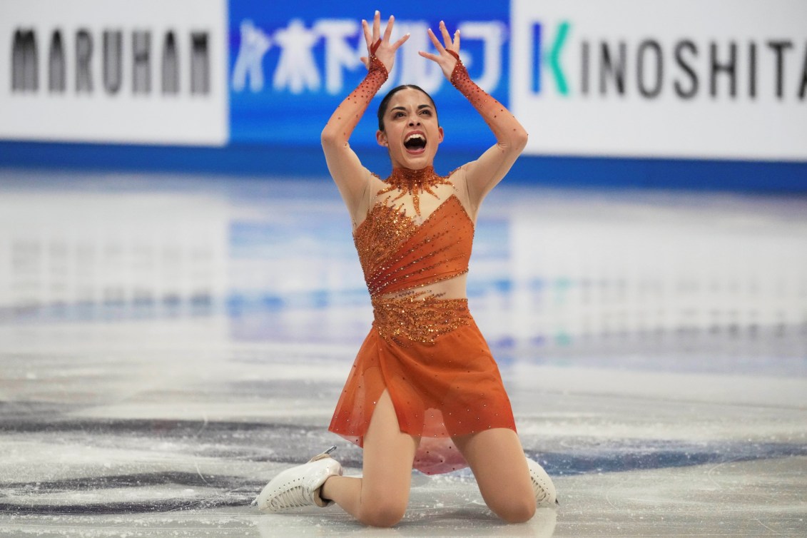 Madeline Schizas, à genoux sur la glace, termine une danse de patinage artistique.