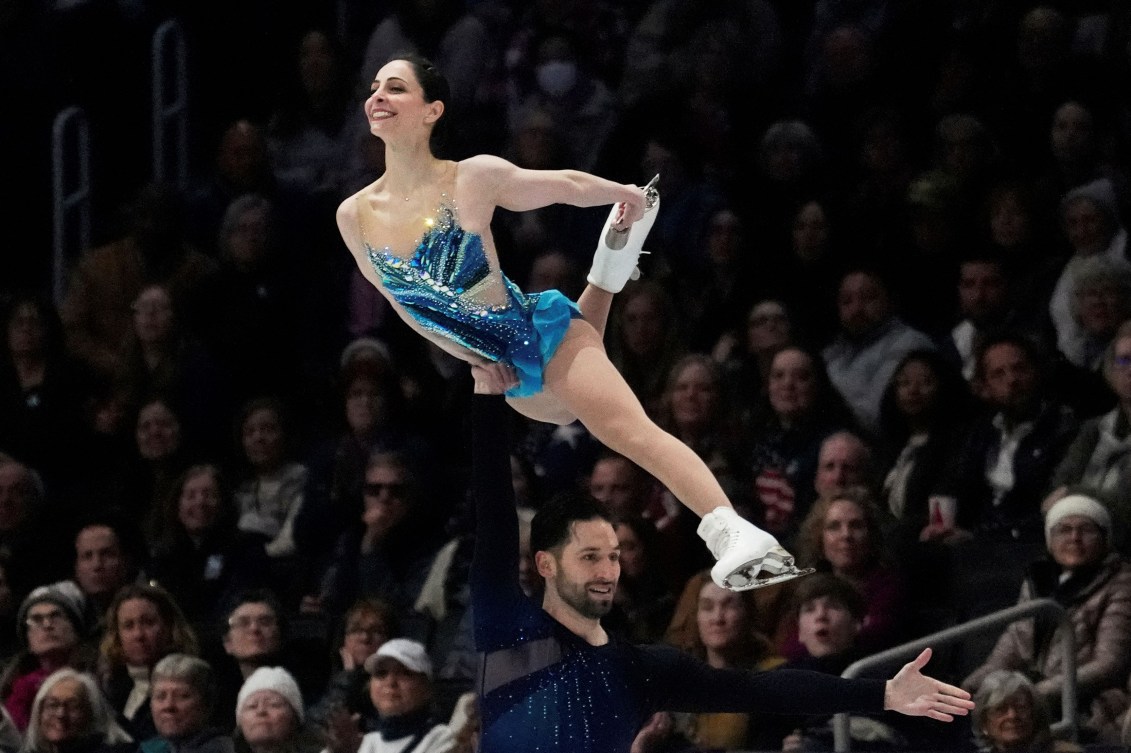 Deanna Stellato-Dudek, soutenue par Maxime Deschamps pendant une danse de patinage artistique