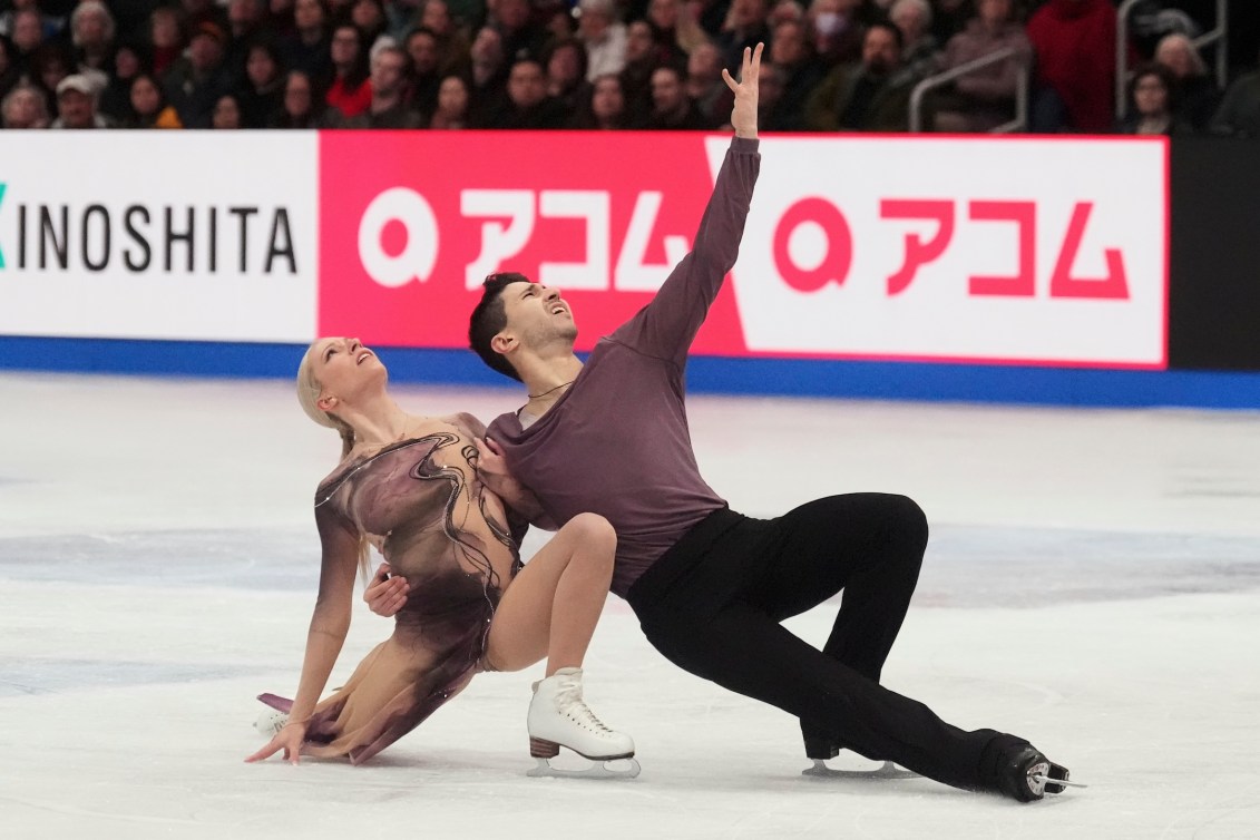 Marjorie Lajoie et Zachary Lagha sur la glace, en train de performer une danse