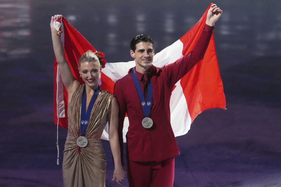 Le duo de patinage artistique Piper Gilles et Paul Poirier célèbre sa médaille d'argent aux Championnats du monde