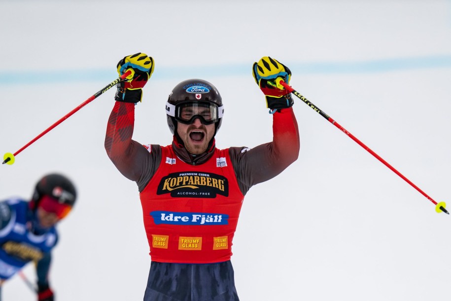 Le Canadien Reece Howden célèbre sa victoire en ski cross