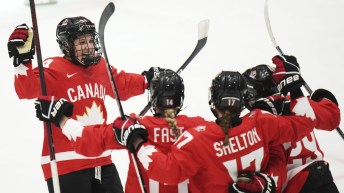 Les joueuses de l'équipe de hockey féminin du Canada célèbrent un but contre la Finlande