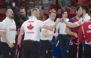 L'équipe de curling d'Équipe Canada menée par Brad Jacobs célèbre une victoire au Championnat du monde qui a lieu à Moose Jaw, en Saskatchewan.