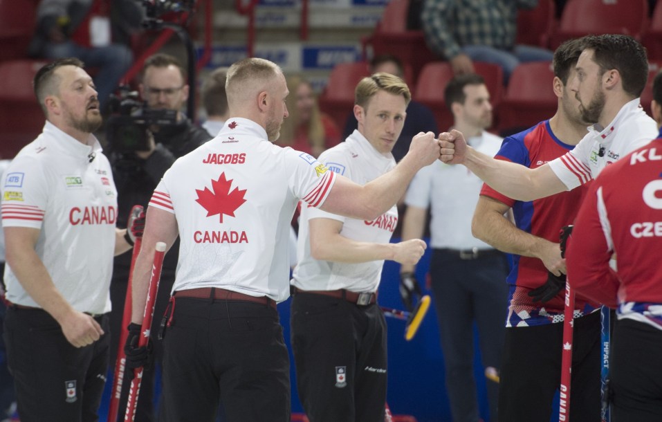L'équipe de curling d'Équipe Canada menée par Brad Jacobs célèbre une victoire au Championnat du monde qui a lieu à Moose Jaw, en Saskatchewan.