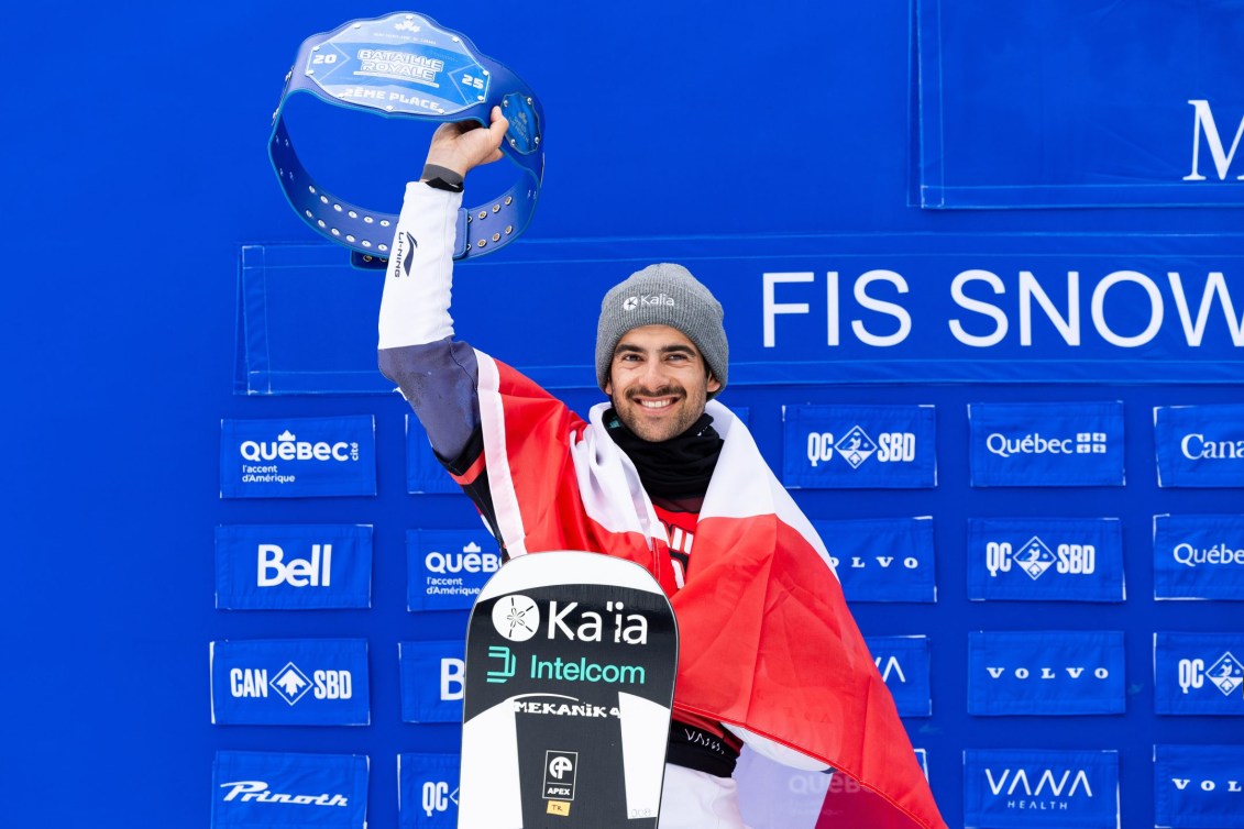Le planchiste Éliot Grondin célébrant son podium de la Coupe du monde