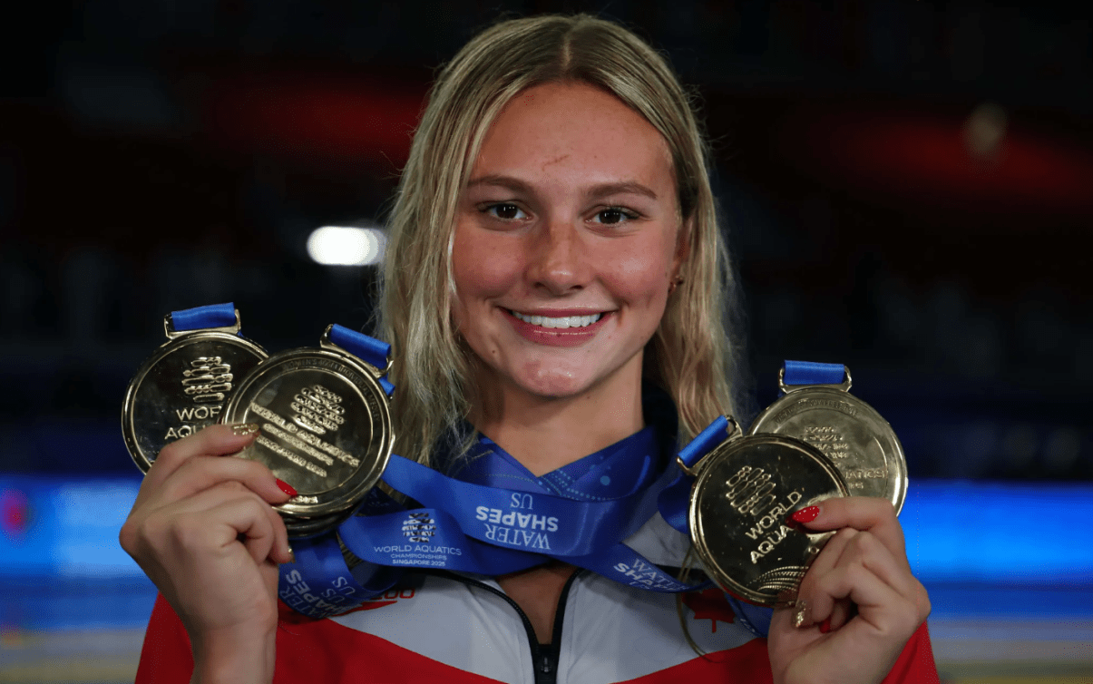Summer McIntosh montre ses médailles d’or remportées aux Championnats du monde aquatiques 2025 à Singapour. Natation Canada / Ian MacNicol