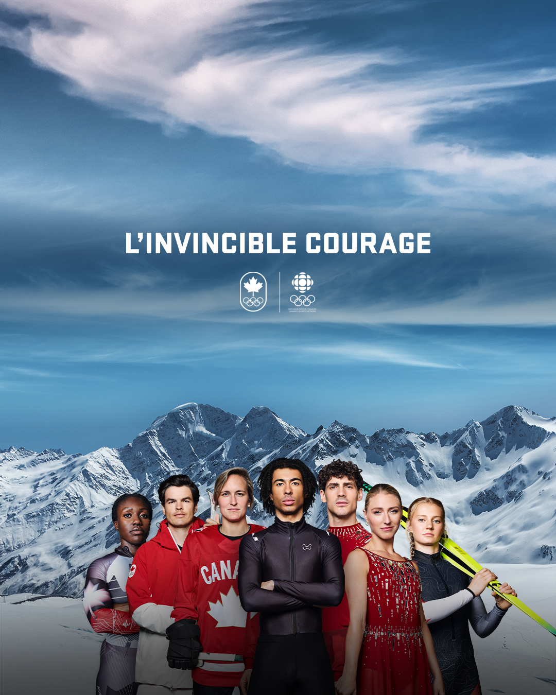 Un groupe de sept athlètes d’Équipe Canada se tiennent côte à côte devant des sommets enneigés. Le texte au-dessus d’eux indique : « L'INVINCIBLE COURAGE ». Les logos d’Équipe Canada et de CBC/Radio-Canada Olympiques apparaissent sous le texte.