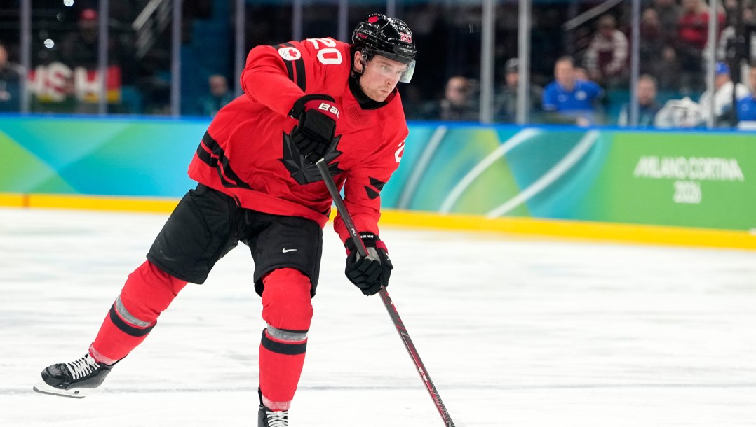 Thomas Harley en action en hockey sur glace.
