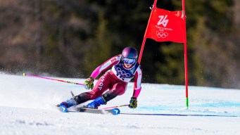 Britt Richardson controune une porte en ski.