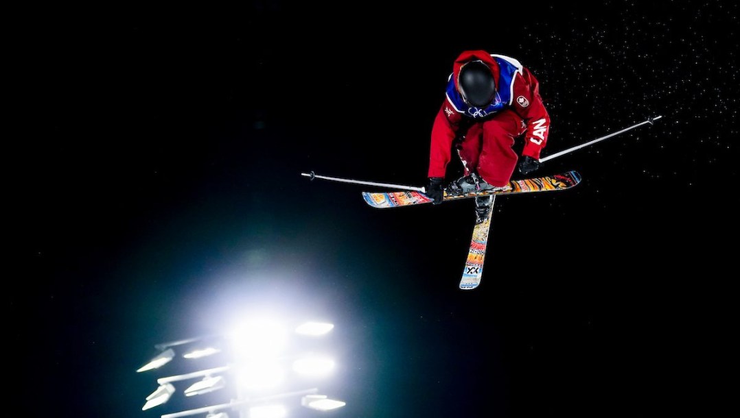 Skye Clarke en action en ski acrobatique.