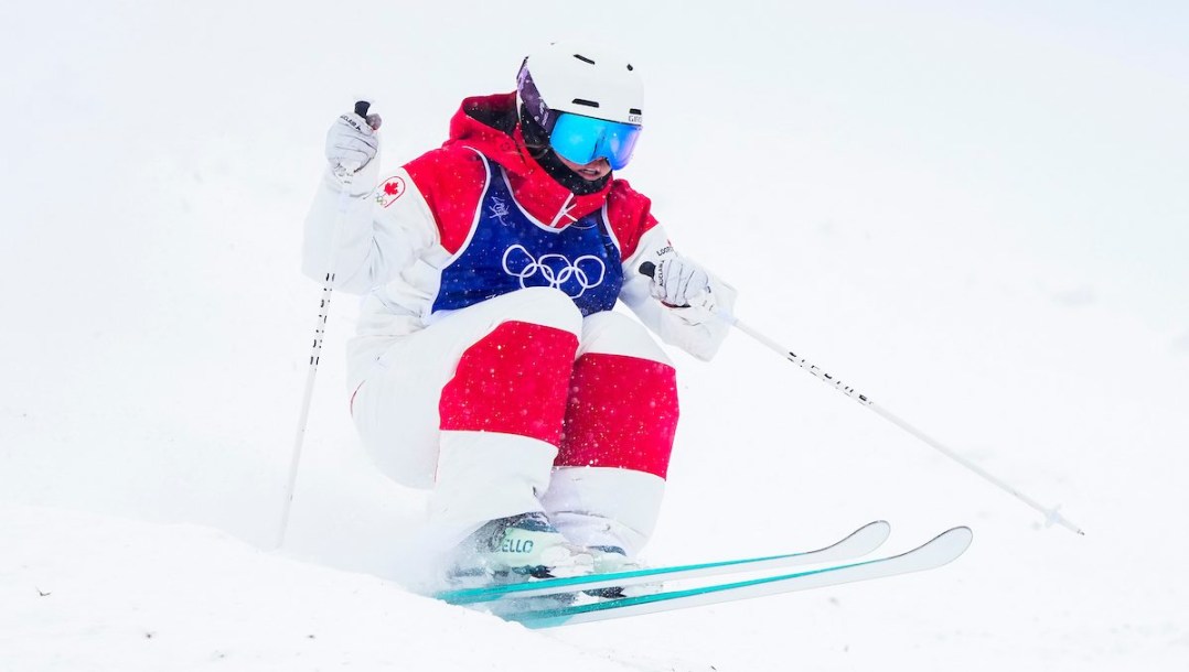 Laurianne Desmarais-Gilbert en action en ski acrobatique.