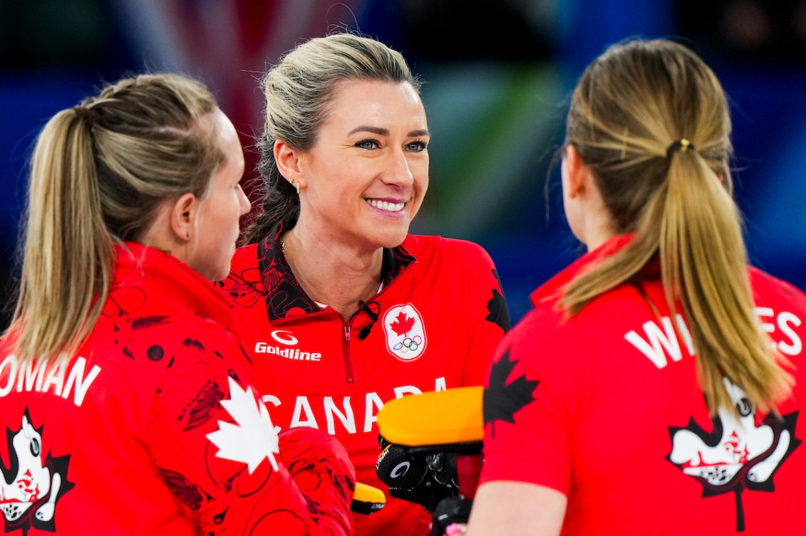Une photo de l'équipe Rachel Homan qui célèbre le bronze.