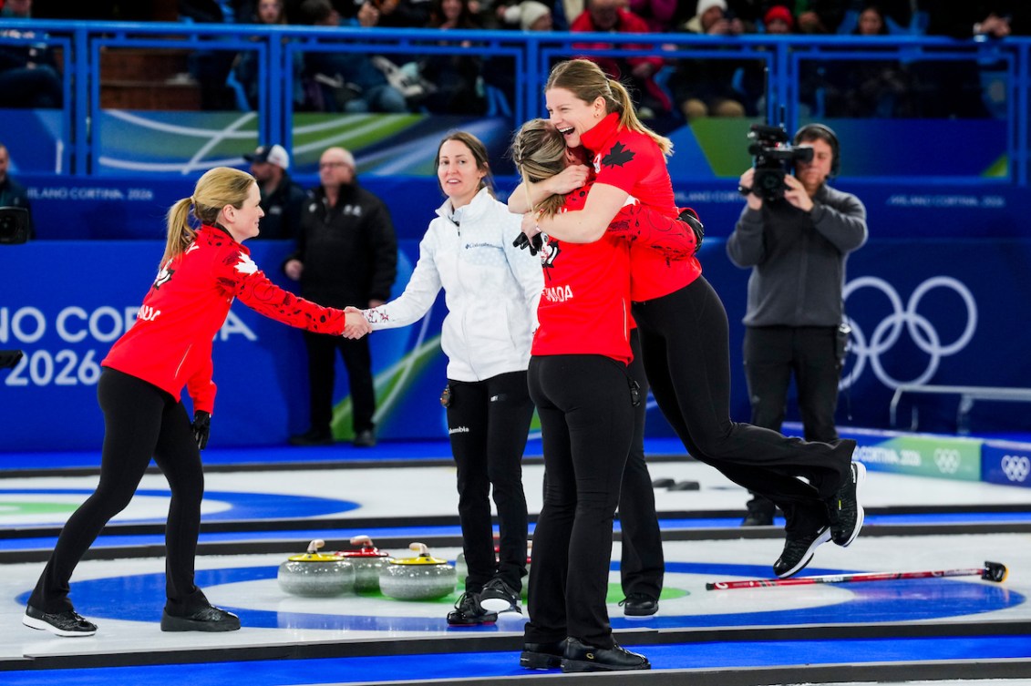 Rachel Homan et Sarah Wilkes célèbrent leur médaille de bronze.