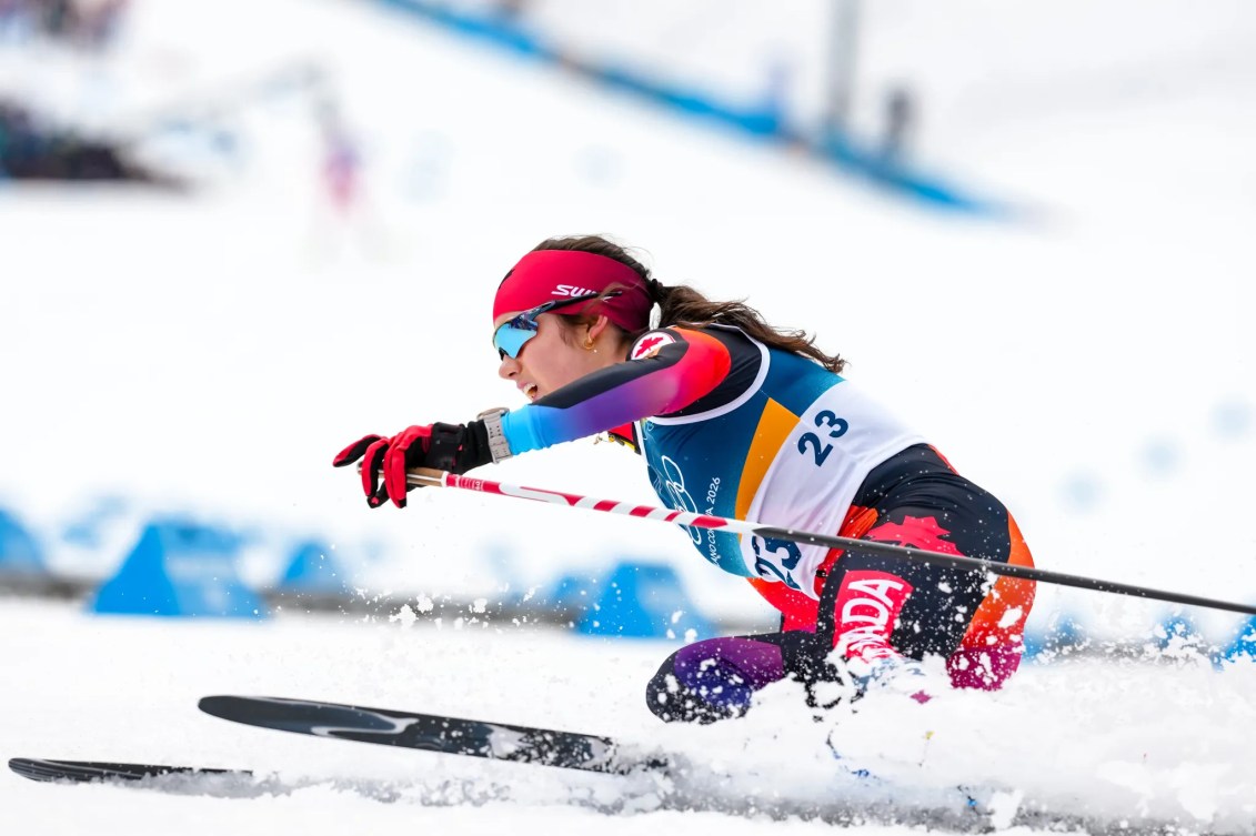 Alison MacKie, en perte d'équilibre après avoir franchit la ligne d'arrivée en ski de fond