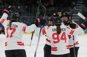 Plusieurs coéquipières d'Équipe Canada célèbrent un but ensemble.