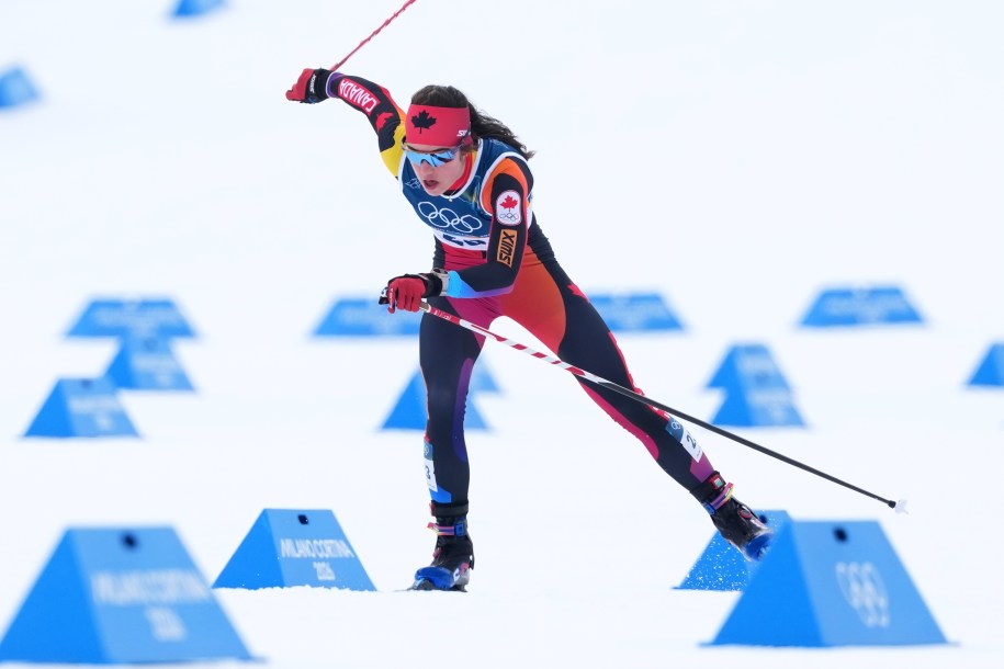 Alison Mackie, en plein mouvement lors d'une course de ski de fond