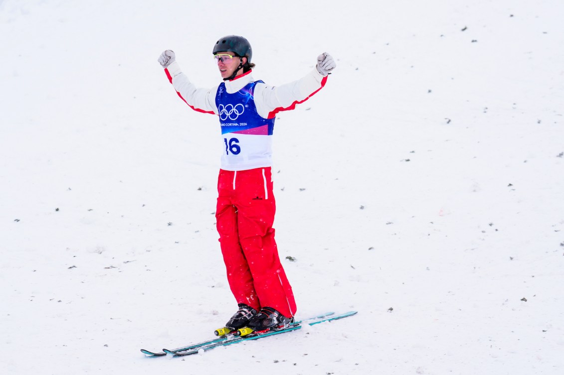 Émile Nadeau célèbre les bras dans les airs après son saut. 